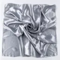 Foulard quadrato in raso argentato da donna, elegante sciarpa tinta unita, morbido. - grigio-argento