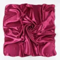 Foulard quadrato in raso magenta tinta unita, accessorio per capelli e sciarpa versatile donna. - Rosso rosa