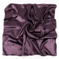 Foulard quadrato in raso viola tinta unita, elegante copricapo e scialle versatile per donna. - Viola scuro