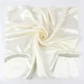 Foulard quadrato in raso tinta unita da donna, elegante sciarpa in seta crema, chic. - Bianco avorio