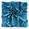 Foulard quadrato in satin blu tinta unita, sciarpa da donna morbida e versatile. - Blu-Verde