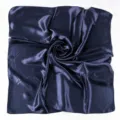 Foulard quadrato in raso di colore unito da donna, elegante sciarpa di seta e scialle versatile. - Blu scuro