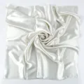 Foulard quadrato in raso bianco tinta unita, sciarpa liscia e versatile scialle. - Bianco