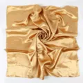 Foularino quadrato in raso dorato, sciarpa di seta unita, elegante accessorio moda donna. - Oro Giallo