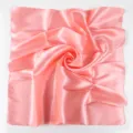 Foulard quadrato in raso di colore unito da donna, variante elegante in seta rosa chic. - Rosa