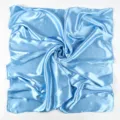 Foulard quadrato in raso azzurro per donne, elegante copricapo setoso e sciarpa alla moda. - Azzurro