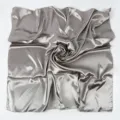 Foulard quadrato in raso grigio tinta unita, sciarpa lucida, elegante scialle da donna versatile. - Grigio