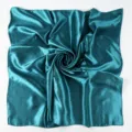 Foulard quadrato in raso verde petrolio scuro, elegante, liscio e versatile per donne. - Ciano scuro
