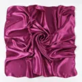 Foulard quadrato in raso viola tinta unita, elegante sciarpa lucida, versatile per donne. - viola-rosso