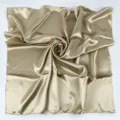 Foulard quadrato in raso monocolore oro champagne, elegante sciarpa e copricapo chic. - Oro champagne