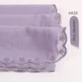 Bufanda de gasa gris lavanda con delicado borde bordado festoneado para estilo elegante. - Gris Lavanda