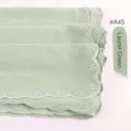 Pañuelo hiyab de gasa verde laurel con delicado borde bordado festoneado variante. - Verde Laurel