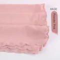 Elegante bufanda hijab de gasa rosa con muy delicados bordes de encaje bordados. - Rosa Polvo