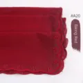 Elegante bufanda de gasa burdeos bordada con bonitos detalles de encaje y bordes festoneados. - Rojo Biking