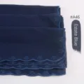 Variante de bufanda en azul oscuro con elegantes bordes bordados festoneados y tela fina. - Azul Estate