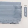 Bufanda hijab de gasa azul con borde bordado, accesorio elegante para mujer - Azul Eterno