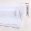 Elegante pañuelo hijab de gasa blanca bordada con detalles de borde festoneado delicados. - Blanco Brillante