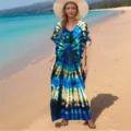 Λεπτομερής όψη ενός ζωντανού μπλε tie-dye φορέματος παραλίας συνδυασμένου με καπέλο με πλατύ γείσο. - 135cm / Πράσινο και Μπλε Κέντημα (03)
