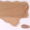 Primer plano detallado del velo de gasa color almendra con bordado dorado de ondas. - A09
