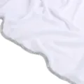 Κομψό λευκό σιφόν μαντήλι με λαμπερή αλυσίδα από στρας στην άκρη, μονόχρωμο σχέδιο. - Λευκό