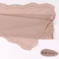 Hijab de gasa de Malasia con delicado borde de encaje bordado, elegante pañuelo rosa polvoriento. - A16