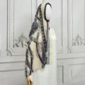 Vista dettagliata sciarpa scialle etnico donna in chiffon stampa paisley spiaggia sole. - 11