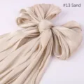 Nahaufnahme des eleganten sandfarbenen glänzenden Satinschals mit weicher Textur. - #13 Sand