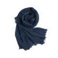 Dunkelblaue strukturierte Viskoseschal, elegante plissierte einfarbige Damenschal, atmungsaktiv. - Marineblau