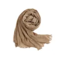 Einfarbiger, geknitterter Viskoseschal, atmungsaktives, leichtes Tuch mit Fransen. - Camel