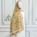 Sciarpa hijab in chiffon con stampa gialla, lungo scialle etnico da donna elegante. - 18