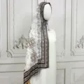 Sciarpa hijab in chiffon con stampa geometrica, elegante e lungo scialle etnico. - 06