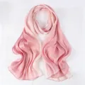 Roze lange satijnen sjaal met mooi kleurverloop, glanzende stof, elegante damesmode stola. - 02 Roze