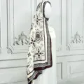 Sciarpa hijab in chiffon stampato variante con elegante motivo etnico e design leggero. - 08