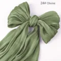 Grüner glänzender Seiden-Schleifen Schal Variante 24 Olivin weicher Stoff für Haarschmuck - Olivgrün