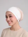 Vue de détail du bonnet hijab modal bicolore, montrant texture douce et ajustement extensible. - Broderie Violette (05)