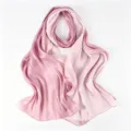 Roze verloop satijn zijden sjaal, zachte glanzende stof, elegante dames hoofddoek en sjaal. - 08 Roze