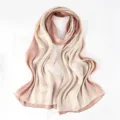 Elegante gegradueerde lange sjaal in beige en roze, zijdeachtige satijnen stof, modieus accessoire. - 12 Beige Roze
