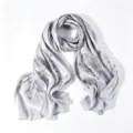 Sciarpa in raso grigio argento con delicati ricami e paillettes, elegante hijab per donne. - 170x70cm / Grigio Viola