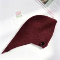 Effen gebreide wintermuts met oorbescherming en riem, warme detailweergave van het product. - Bordeauxrood