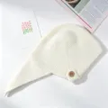 Effen gekleurde gebreide winter warme oorklep muts met knoop stijlvolle casual hoofddeksel - Beige