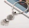 Vintage silberfarbene lange Statement Halskette mit Strass Anhängern und Fransen Details. - Antiksilber + Schwarz