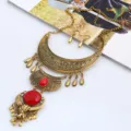 Vintage Bohème Stierkopf Statement Halskette und Ohrring Set mit roten Steinen und Quasten. - Gold + Rot