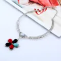 Detailaufnahme der europäischen Vintage Retro Stil hohle geschnitzte türkise Blumenkette. - Antiksilber Mehrfarbig