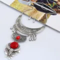 Antikes silbernes Statement-Halsketten- und Ohrring-Set mit roten Steinen und Stierkopf-Anhänger. - Silver+Red