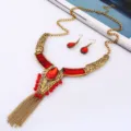 Vintage goldfarbene rote Strass Quaste Halskette und Ohrringe Schmuck Set für Damen Mode. - Antikgold + Rot
