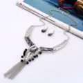 Vintage silberne Statement Halskette Quaste Ohrringe Set Modeschmuck Detailansicht - Antiksilber + Grau
