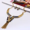 Vintage Goldkette Quaste Edelstein Halskette Ohrringe Set Detailansicht Nahaufnahme - Antikgold und Grau