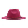 Détail chapeau fedora en feutre rose, élégante lanière en cuir marron, style rétro chic. - M (56-58cm) / Rose rouge
