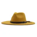 Detailansicht des stilvollen gelben Wollfilz-Fedora-Huts mit schwarzem Gürtel und Metallring. - M (56-58cm) / Gelb