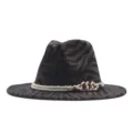 Dettaglio del cappello fedora in feltro con motivo zebrato e catena dorata decorativa elegante. - M（56-58cm） / Verde militare